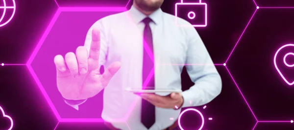 Man Met Tablet Hand Aanraken Van Het Beveiligingssysteem Met Vinger — Stockfoto