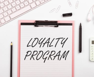 Sadakat Programını gösteren metin işareti, müşterileri tekrarlayan teşvikler sağlayan pazarlama çabaları için sözcük
