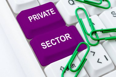 Hükümet tarafından kontrol edilmeyen veya sahibi olunmayan bir ekonominin parçası olan özel sektör, internet kavramlarını gösteren bir tabela