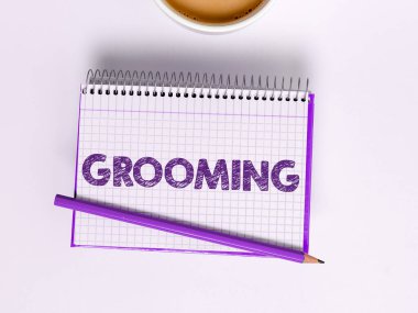 Tımar, iş konsepti hijyenik bakımı ve evcil hayvanların görünüşünün iyileştirilmesini gösteren metin işareti