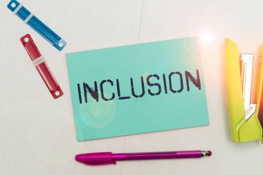 İşaret İndirme, Kavram, grup veya yapıya dahil olmak üzere eylem durumunu gösteren ilham