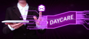 El yazısı işareti, anaokulu çocuklarına bakım hizmeti sunan kavramsal fotoğraf, ebeveynlerinin tam zamanlı çalışabilmesi.