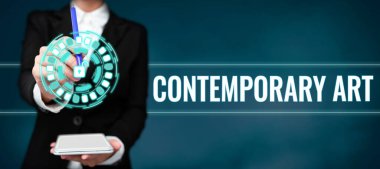 Metin başlığı Çağdaş Sanatı, kavramı temsil ediyor. Gelişmekte olan dünyadan etkilenen canlı sanatçılar tarafından yapılan bir kavram.