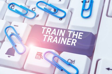 Train The Train The Trainer 'ı gösteren tabela, akıl hocalığı yapmak ya da diğerlerini eğitmek için kullanılan kelime