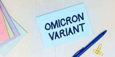 Yeni bir tür koronavirüsün sebep olduğu Omicron Sapması, iş yaklaşımının hafif ve şiddetli solunum hastalıklarına yol açtığını gösteren metin işareti