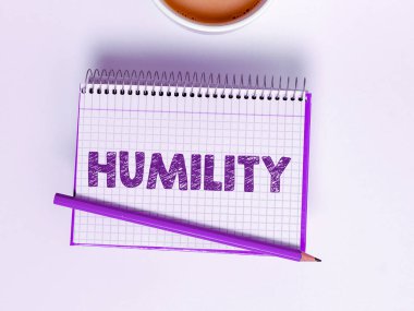 Alçakgönüllülüğü temsil eden metin başlığı, mütevazı olan kavramsal fotoğraf aşırı yüksek hissetmemek için bir erdemdir.