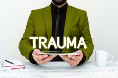 Travma, konsept yani derin üzüntü ve rahatsız edici fiziksel yaralanma belirtileri gösteriyor.