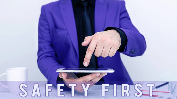 Hand Writing Sign Safety First Business Showcase Αποφύγετε Κάθε Περιττό — Φωτογραφία Αρχείου