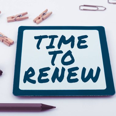 İlham verici saati gösteren metin, iş vitrini, edinilen hayat ve mülk korumasına devam edin