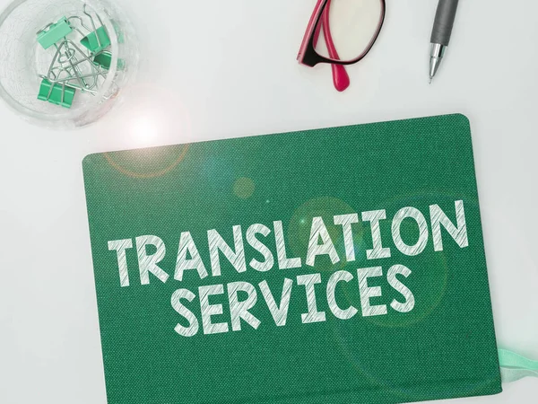 概念字幕翻译服务 提供人员翻译语音的业务概念组织 — 图库照片