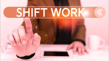 Shift Work sunan metin başlığı, çalışma süreleri için sözcük çalışma gruplarının işleri dönüşümlü olarak yaptığı süreler