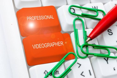 Bir uzman tarafından dijital olarak kaydedilen kavramsal başlık Profesyonel Videograf, İş Fikri Film Yapımı Resimleri