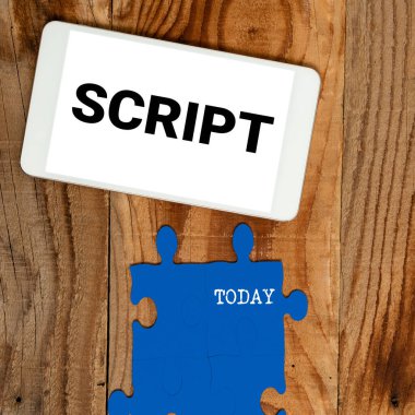 Metin başlığı Betik, İş yaklaşımı el yazısını oyunun yazılı karakterlerinden farklı olarak sunar