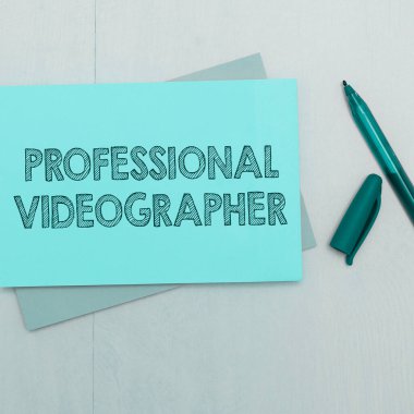 Bir uzman tarafından dijital olarak kaydedilen Profesyonel Videograf, İş Yaklaşımı Film Yapımı Resimlerini gösteren metin işareti