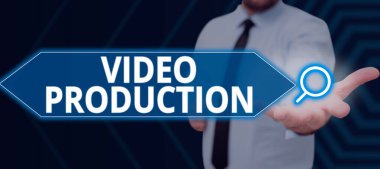 Bir fikri video filtrelemeye dönüştüren video üretimini, kavramsal fotoğraf sürecini gösteren metin işareti