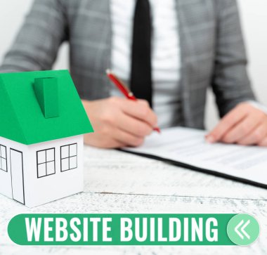 Web Sitesi Binası 'nı gösteren metin başlığı, genellikle sayfa inşaatına izin veren iş vitrini araçları