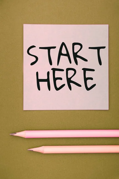 Pisanie Wyświetlania Tekstu Start Here Word Telling Someone Beginning Point — Zdjęcie stockowe