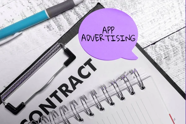 概念的なキャプションアプリ広告 ビジネスコンセプトの開発者は モバイルアプリで広告を提供するために支払われます — ストック写真