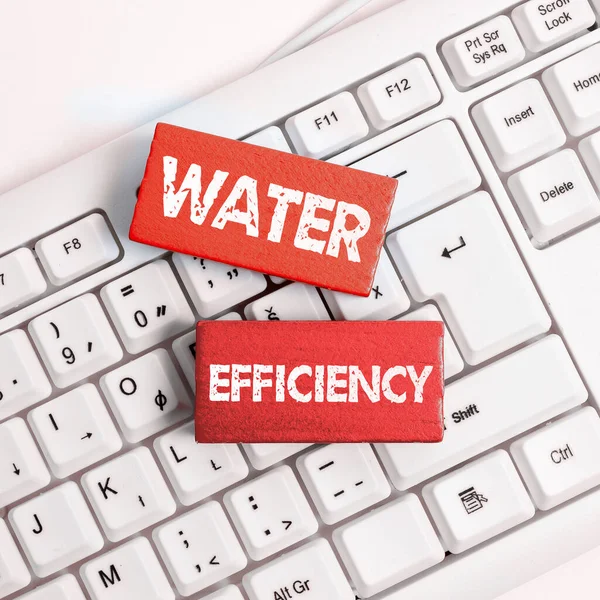 水の効率性を示すテキストキャプション 必要な水の量を測定することによって水の無駄を削減するビジネスコンセプト — ストック写真