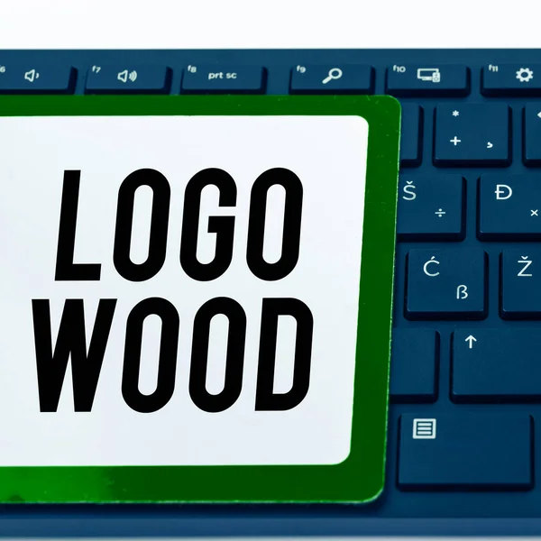 木に刻まれた企業のロゴ ビジネスアイデアを認識可能なデザインやシンボルを表示するサイン — ストック写真