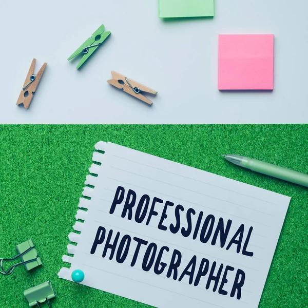 テキストを表示する書き込みプロの写真家 特に仕事として写真を撮る人を意味する概念 — ストック写真