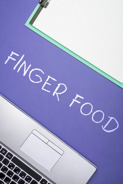 文字标牌 显示食指食物 商业概念产品和食指所持有的消化吸收物 — 图库照片