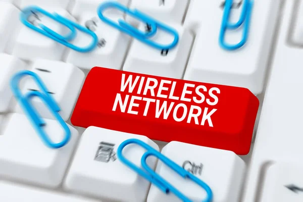 ワイヤレスデータ接続を使用するコンピュータネットワークに書き込まれたWordのワイヤレスネットワークを表示するサイン — ストック写真