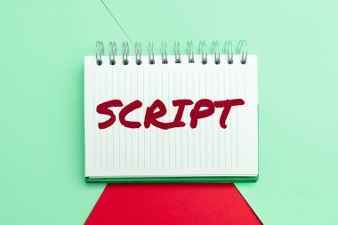 Metin betiği yazılıyor, el yazısı üzerine yazılmış sözcük oyunun yazılı karakterlerinden farklı olarak yazılıyor