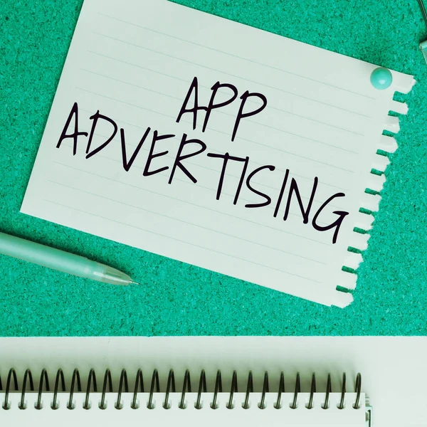 アプリ広告を提示するテキストキャプション 概念的な写真の開発者は モバイルアプリで広告を提供するために支払われます — ストック写真