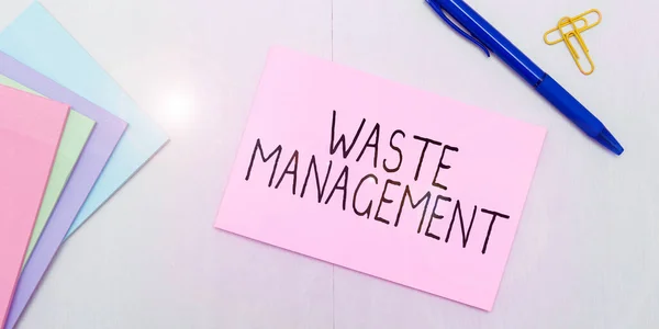 テキストの表示廃棄物管理 ビジネスショーケースアクションは 最終処分にゴミの開始を管理する必要があります — ストック写真
