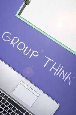 Grup Düşünme 'yi gösteren metin işareti, resmi ya da gayri resmi olarak fikirleri gündeme getirmek için toplanma sözcüğü