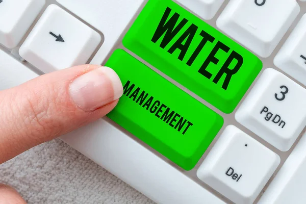 手書きテキスト水管理 ビジネスは 定義された水政策の下で水資源の最適な使用を示しています — ストック写真