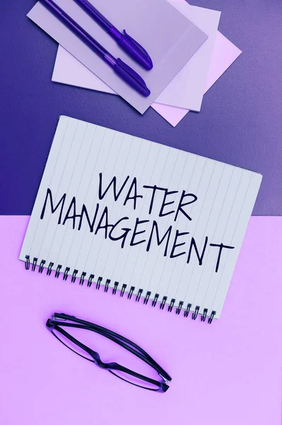 水管理を示すテキストキャプション 定義された水政策の下での水資源の最適利用に関する記述 — ストック写真