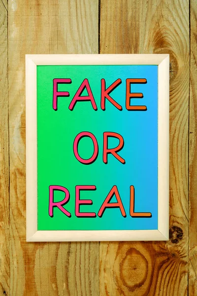 Texto Mostrando Inspiração Falso Real Diferença Foto Conceitual Entre Fatos — Fotografia de Stock