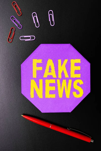 Handschrift Fake News Bedrijfsoverzicht Informatie Geven Aan Mensen Die Niet — Stockfoto