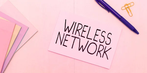 ワイヤレスネットワークを示すテキストサイン ワイヤレスデータ接続を使用するビジネスアプローチコンピュータネットワーク — ストック写真