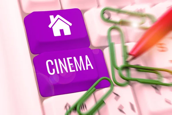 상영을 상영되는 비즈니스 극장인 시네마의 표지판 — 스톡 사진
