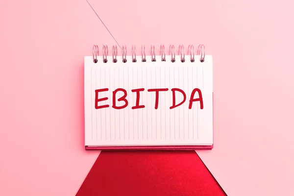 Ebitda 텍스트 수익에 기록된 성과를 평가하기 — 스톡 사진