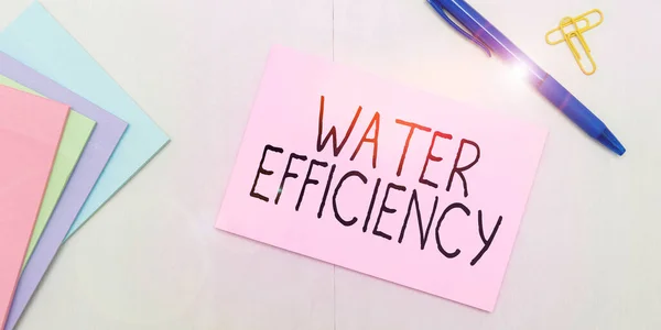 手書きのテキスト水の効率性 必要な水の量を測定することにより 水の浪費を減らす概念 — ストック写真