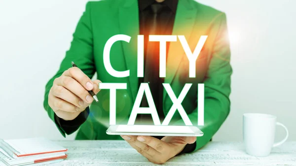 概念表示 市タクシー 言葉多くの場合 非共有の乗車のためのドライバーと雇用のための車両の種類に書かれました — ストック写真