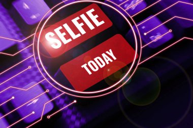 İlham veren Selfie 'yi gösteren metin, kavramsal fotoğraf, kişinin akıllı telefonuyla çektiği fotoğraf.