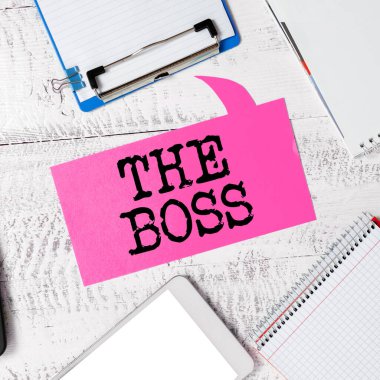 El yazısı Patron, kavramsal fotoğraf organizasyonun kontrolünü elinde bulunduran kişi.