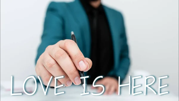 Ręczne Pisanie Znaku Miłość Jest Tutaj Pomysł Biznes Romantyczne Uczucie — Zdjęcie stockowe
