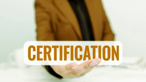 表明认证 商业方法的签名向某人提供证明其身份的正式文件 — 图库照片