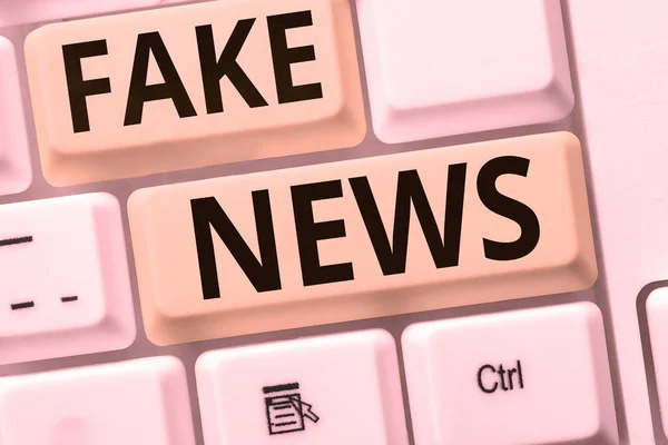 手書きテキスト Fake News Business Conceptメディアによって真実ではない人々に情報を提供する — ストック写真