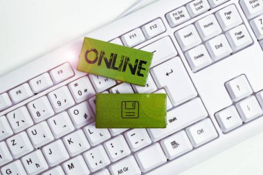 İnternet 'te çevrimiçi, iş genel görünümünü gösteren metin işareti ya da bilgisayar kontrolü altında İnternet' te