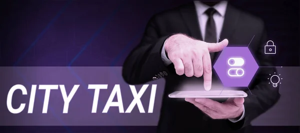 市内タクシーの表示にサインする 非共有の乗車のために多くの場合 運転者と雇用のための車両のビジネスアプローチの種類 — ストック写真
