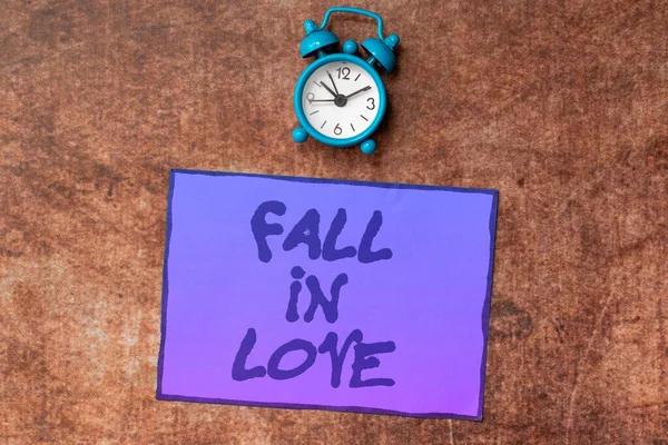 Jelzés Megjelenítése Fall Love Word Írta Bűbájos Vagy Rabul Ejtett — Stock Fotó