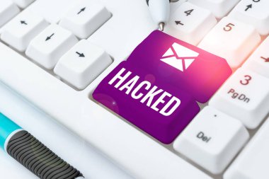 El yazısı hacklendi, kavramsal olarak sistemdeki veya bilgisayar suçlarındaki verilere yetkisiz erişim sağlandı