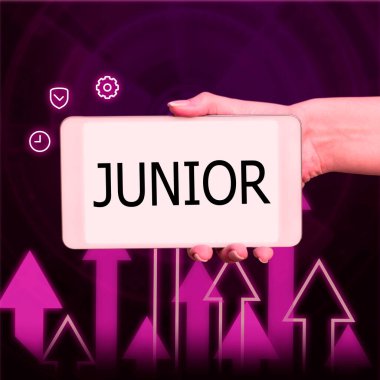 El yazısı burcu Junior, iş genel müdürü, diğerlerinden kaç yaş daha genç olduğu belirtilmiş.